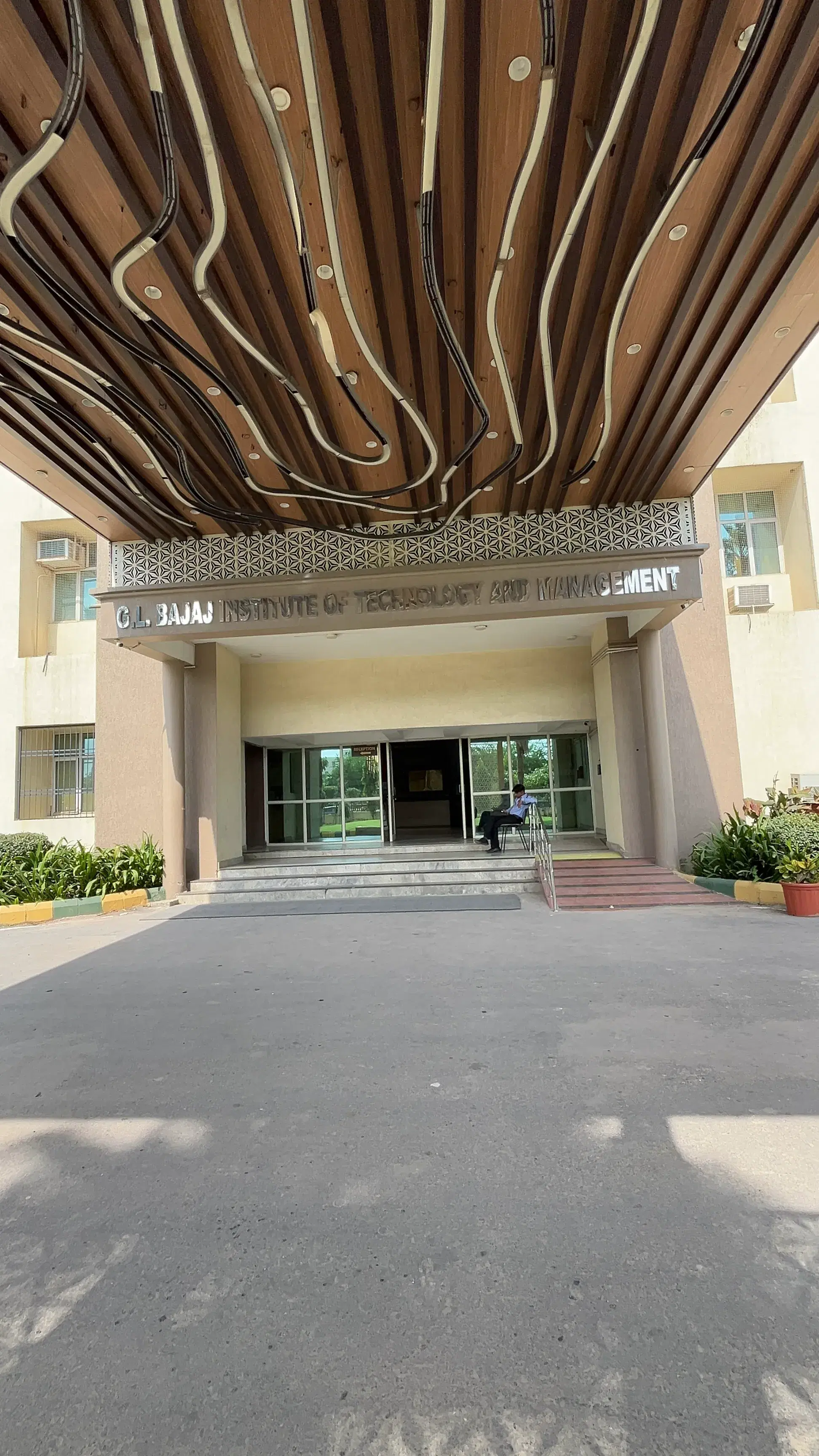 GL Bajaj Academic building photo 6